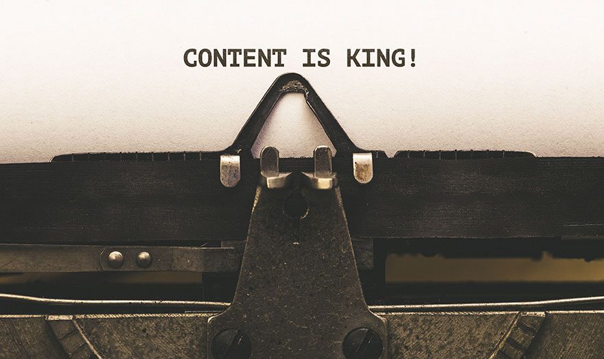 le contenu est le roi , machine a écrire sur laquelle il y'a écrit content is king les mots clés mbi-network conception web et webdesign e-commerce responsive UX expérience utilisateur optimisation seo contenu intuitif et réactif mots clés keywords