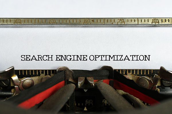 machine à écrire avec texte tapé search engine optimization seo optimisation des moteurs de recherche mbi-network webdesign responsive marketing digital